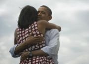 Obama y su mujer abrazados